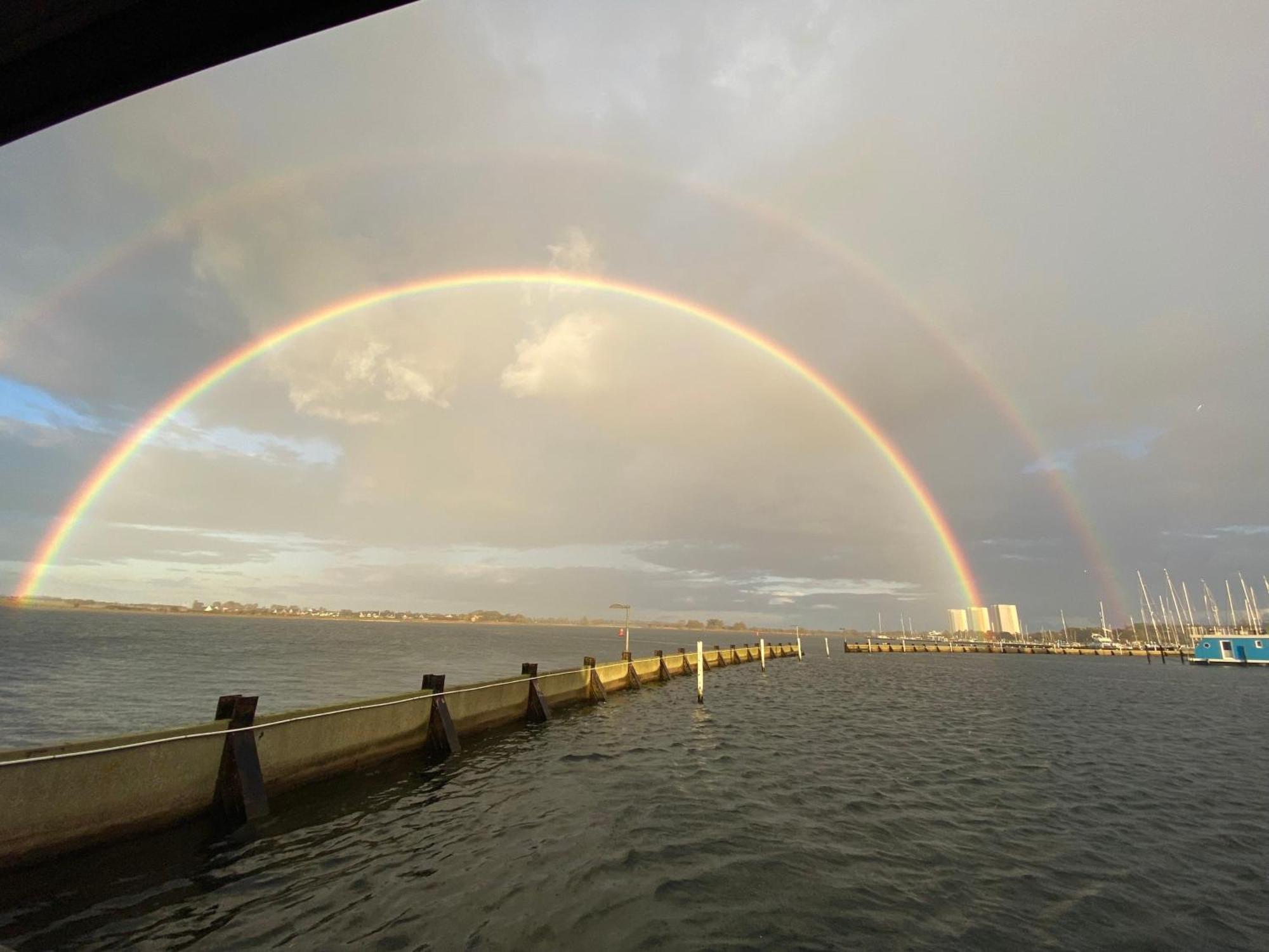 Hausboot Bali Hotel เฟมาร์น ภายนอก รูปภาพ